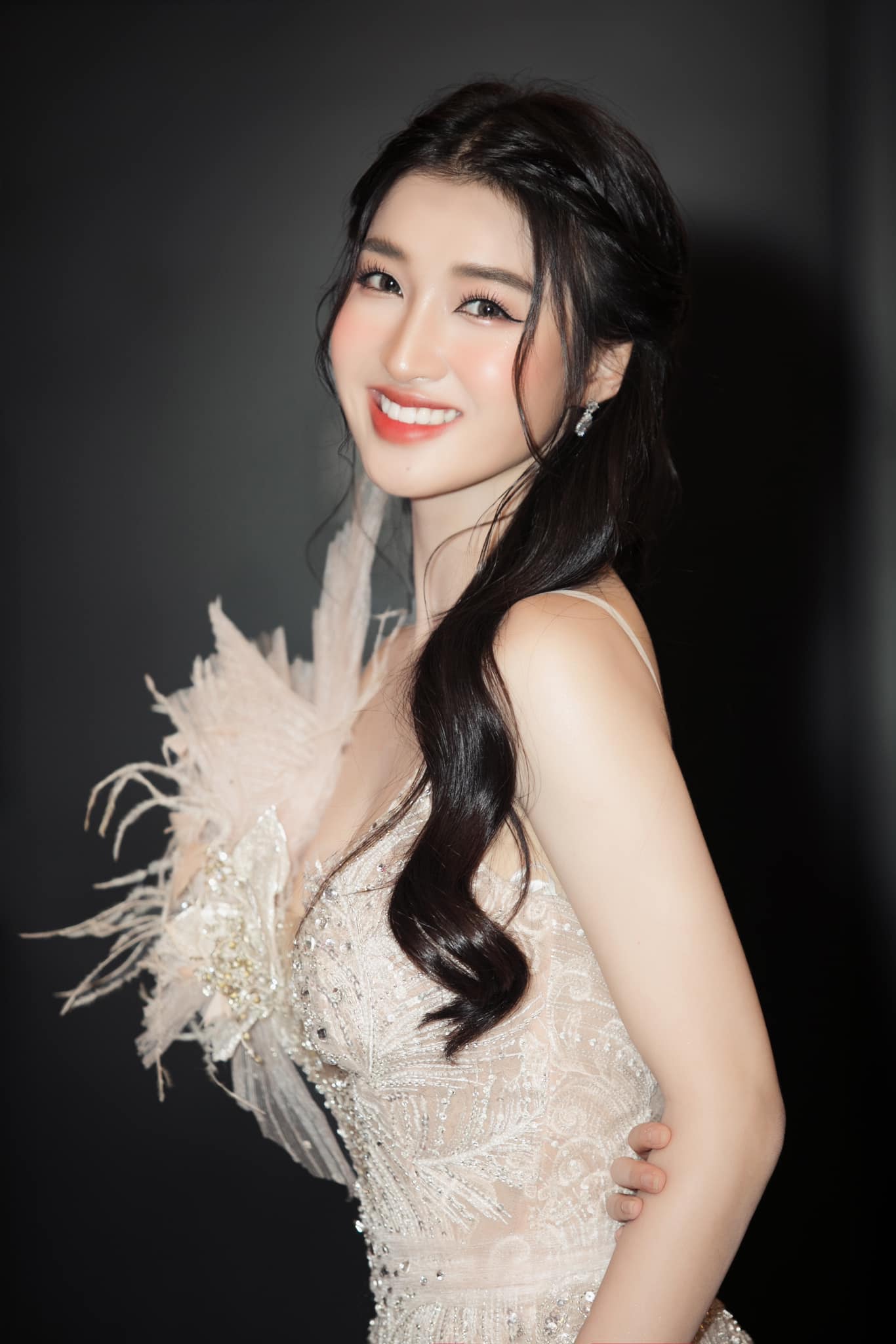 Phương Nhi và loạt ảnh xinh chuẩn thần tiên tỷ tỷ: Đẹp át cả Hoa hậu Việt Nam khi đụng hàng, ảnh cam thường gây bão - Hình 5