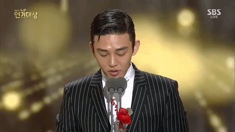 Xôn xao lễ trao giải khiến Ảnh đế Yoo Ah In vướng tin dùng chất cấm: Có biểu hiện mất tỉnh táo ngay trên sân khấu? - Hình 5