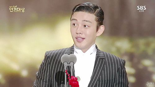 Xôn xao lễ trao giải khiến Ảnh đế Yoo Ah In vướng tin dùng chất cấm: Có biểu hiện mất tỉnh táo ngay trên sân khấu? - Hình 2