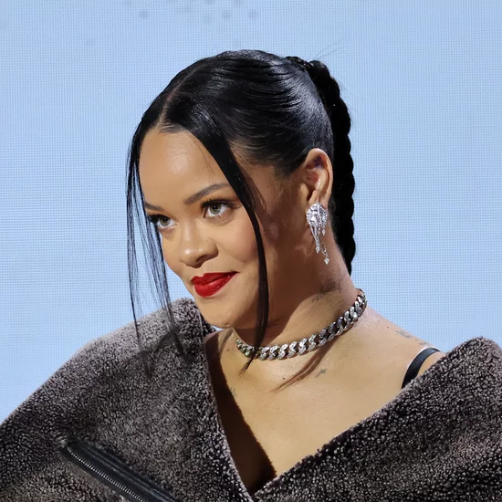 Rihanna đánh sập Twitter sau màn khoe bụng bầu trên sân khấu Super Bowl 2023 - Hình 7