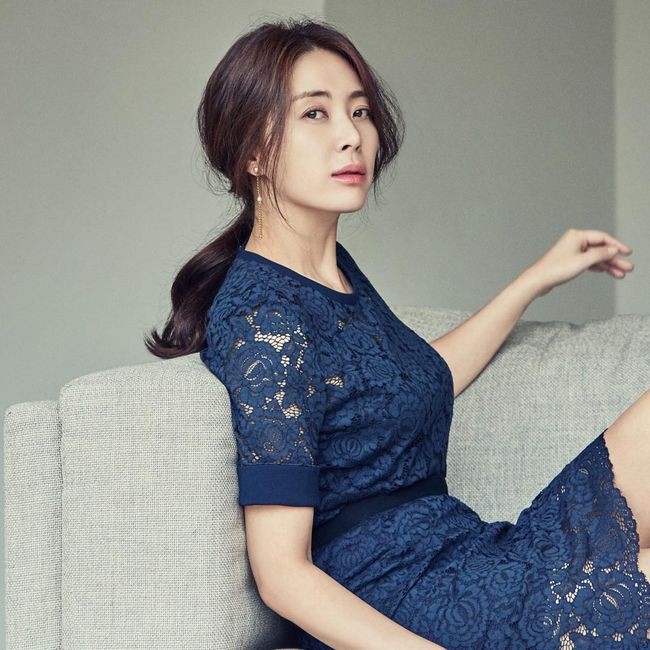 Song Yoon Ah - Chị gái Song Hye Kyo: Nữ thần Hallyu đời đầu, mang tiếng bé ba - Hình 7