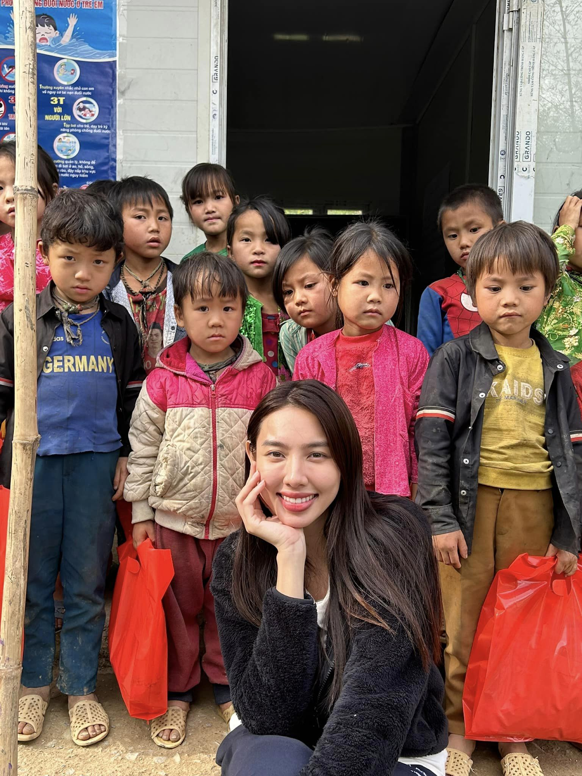 Quang Linh Vlog tặng quà Valentine chấn động Thùy Tiên, team Châu Phi hé lộ đã có người yêu? - Hình 7