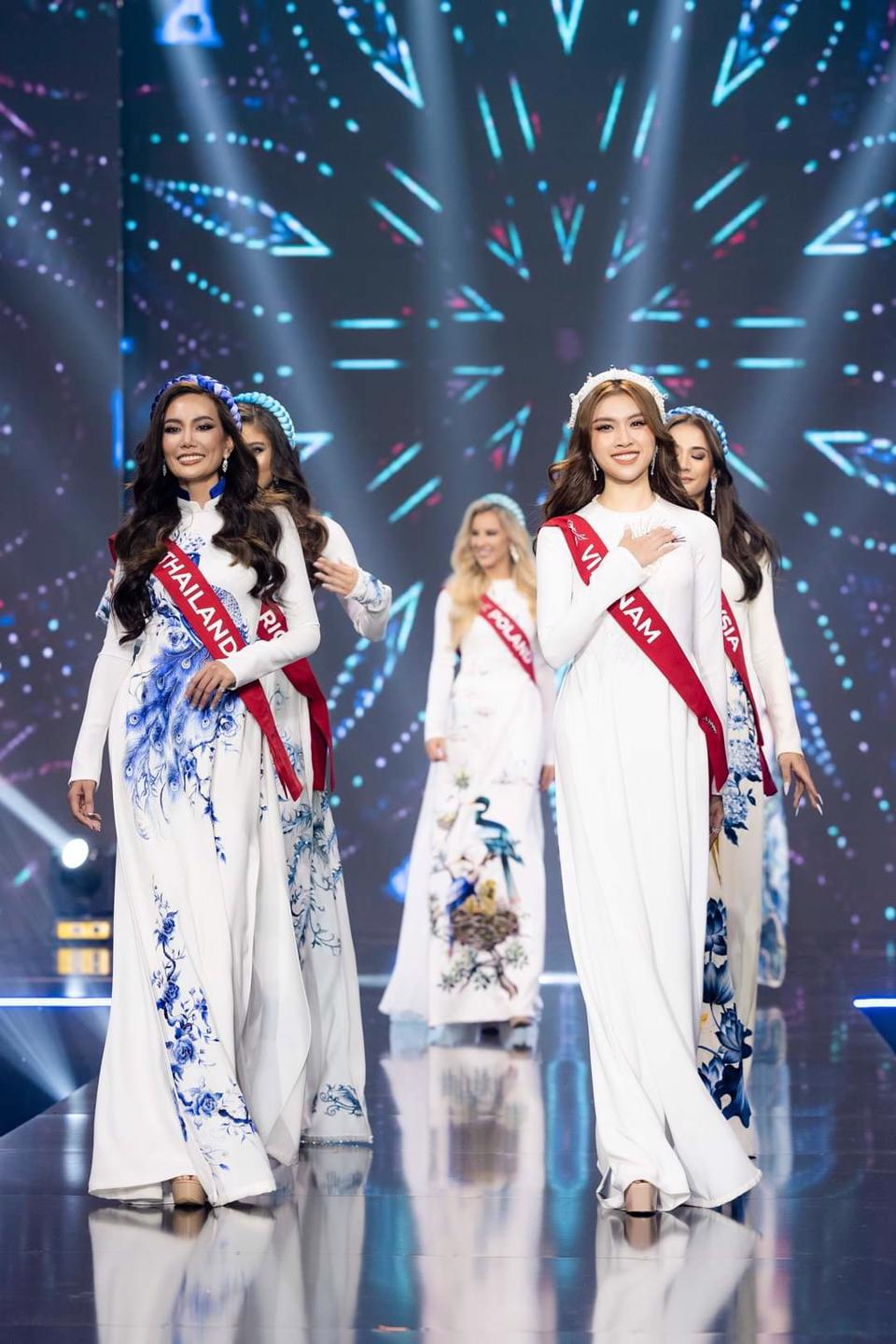 Miss Charm gây chấn động với vương miện mới, fan vẫn la ó quay lưng khen Miss Grand? - Hình 2