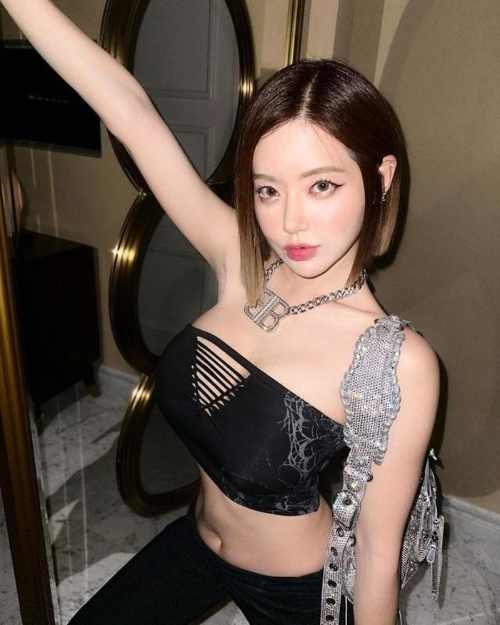 Nữ DJ hot nhất xứ Hàn diện b.ikini bé xíu khoe đường cong - Hình 1