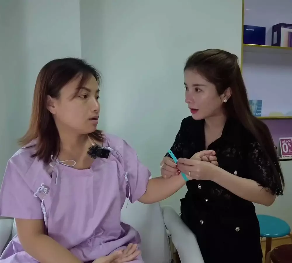 Quỳnh Trần JP hậu dao kéo: Sức khỏe yếu ớt, đi lại khó khăn, được bà Nhân Vlog đưa về nhà chăm sóc - Hình 1