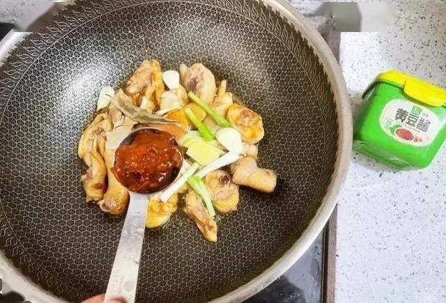 Chân gà hầm nấm đông cô ngon quên lối về, hễ lên mâm là hết - Hình 6