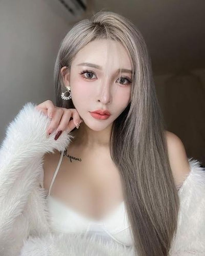 Đỏ mặt hot girl xinh đẹp mặc đồ o ép vòng một ngộp thở - Hình 1