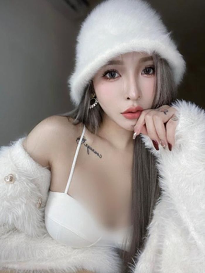 Đỏ mặt hot girl xinh đẹp mặc đồ o ép vòng một ngộp thở - Hình 2