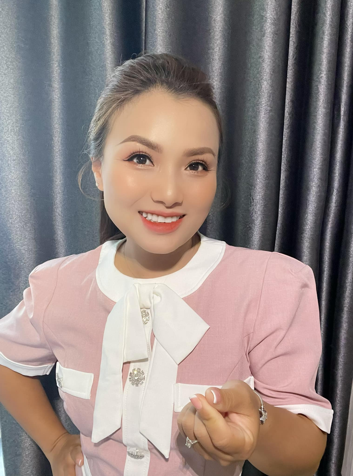 Quỳnh Trần JP cầm xấp tiền 500k, trị giá trăm triệu đi lì xì nhân viên, hé lộ tình hình kinh doanh - Hình 2