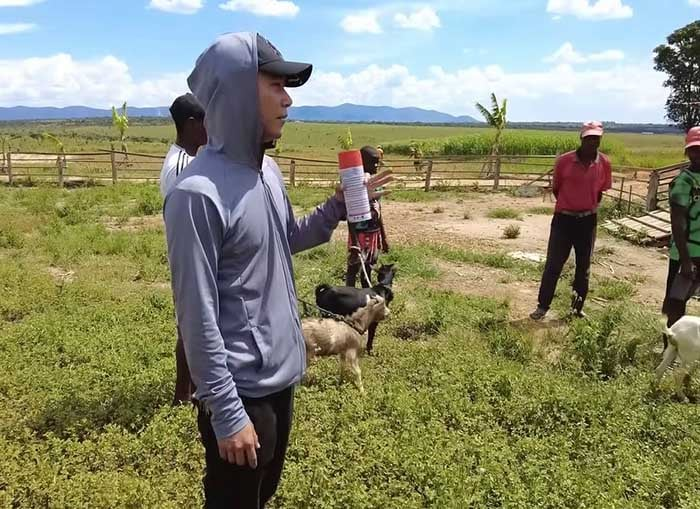 Quang Linh Vlog hành động đẹp với bé trai Châu Phi làm liều, hé lộ điều xúc động trước khi về VN? - Hình 9
