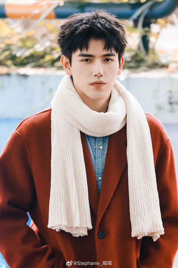 Trần Phi Vũ quỳ gối cầu xin cha liền nhận được chống lưng, tin vui lớn giữa ồn ào giường chiếu - Hình 1