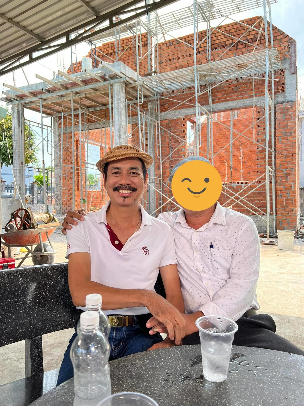 Hữu Thạch: 9 năm làm bảo vệ giữ xe, diễn toàn vai phụ, được bà xã ủng hộ tuyệt đối - Hình 7