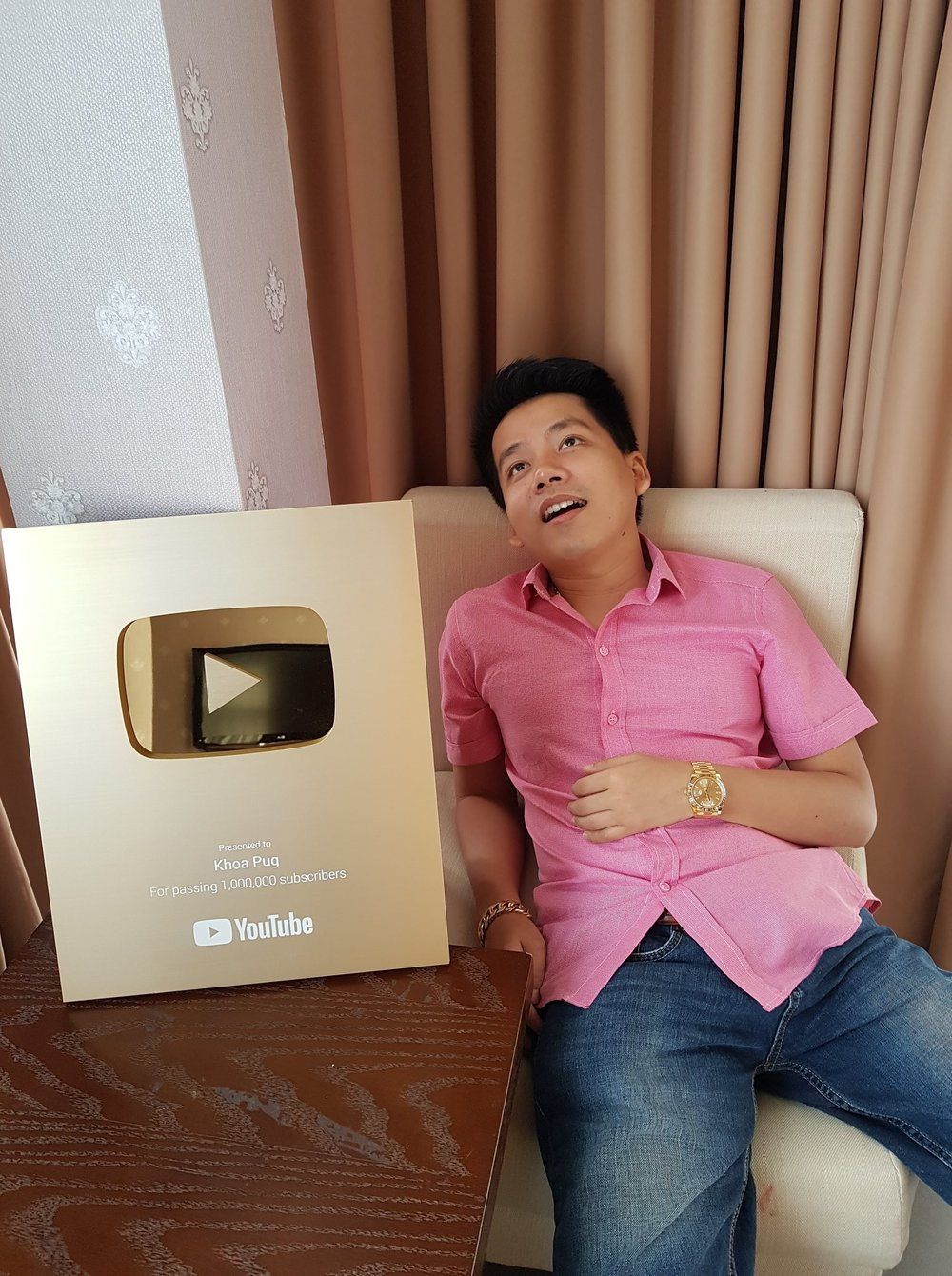 Khoa Pug tuyên bố là YouTuber Việt giàu nhất ở Mỹ, cà khịa anti ăn mì tôm, sống nghèo khổ - Hình 7