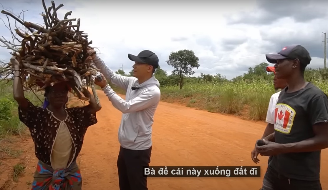 Quang Linh Vlog ra tay giúp đỡ 1 cụ bà Châu Phi giữa đường: Ấm lòng tình người Việt nơi xứ người - Hình 7