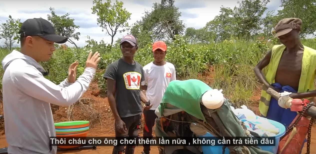 Quang Linh Vlog ra tay giúp đỡ 1 cụ bà Châu Phi giữa đường: Ấm lòng tình người Việt nơi xứ người - Hình 5
