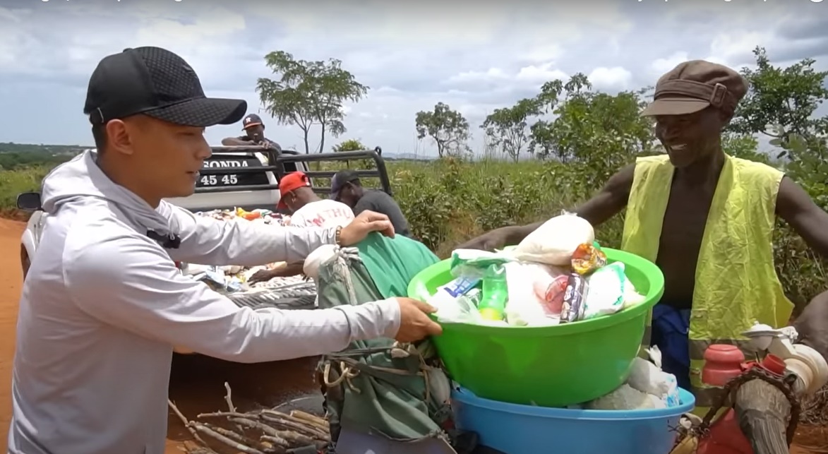 Quang Linh Vlog ra tay giúp đỡ 1 cụ bà Châu Phi giữa đường: Ấm lòng tình người Việt nơi xứ người - Hình 3