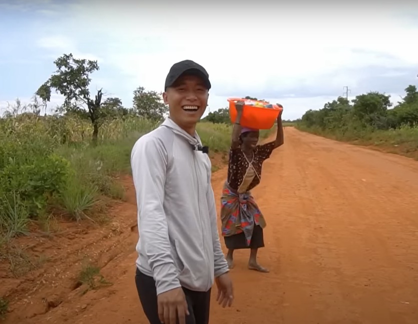 Quang Linh Vlog ra tay giúp đỡ 1 cụ bà Châu Phi giữa đường: Ấm lòng tình người Việt nơi xứ người - Hình 8