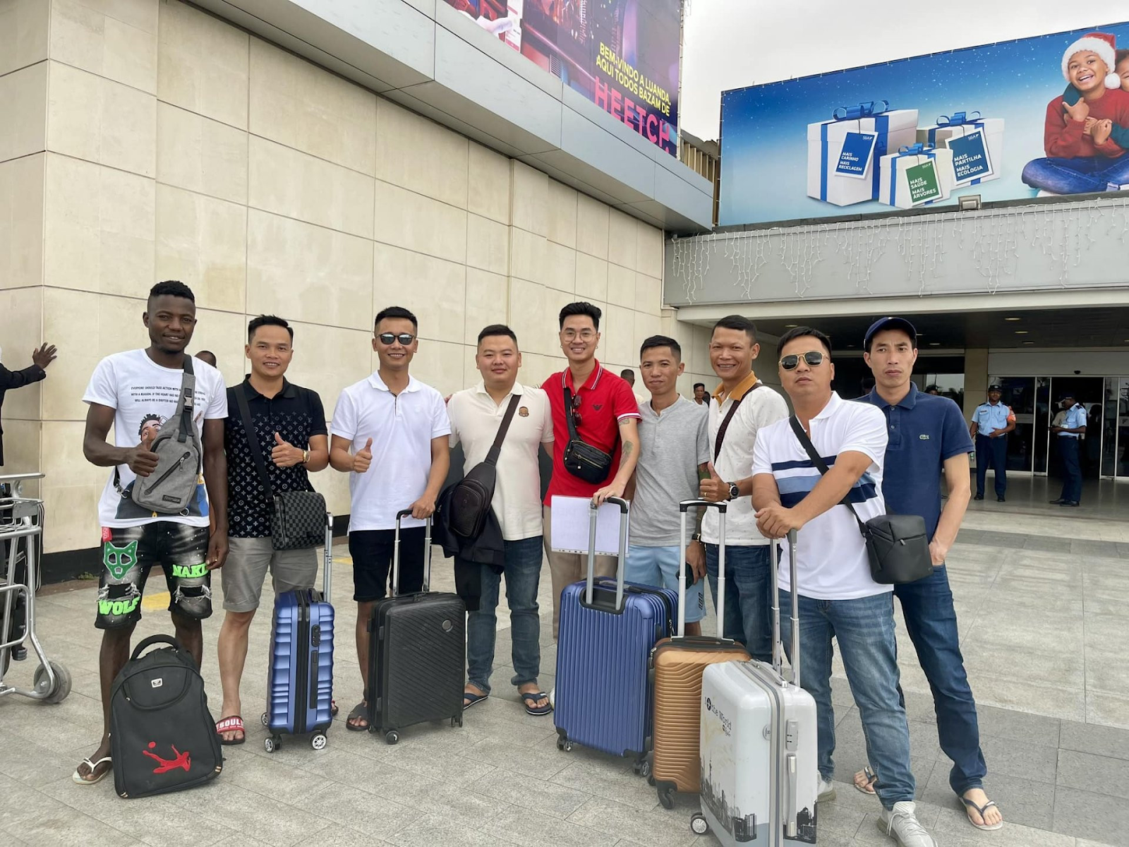 Quang Linh Vlog ra tay giúp đỡ 1 cụ bà Châu Phi giữa đường: Ấm lòng tình người Việt nơi xứ người - Hình 10