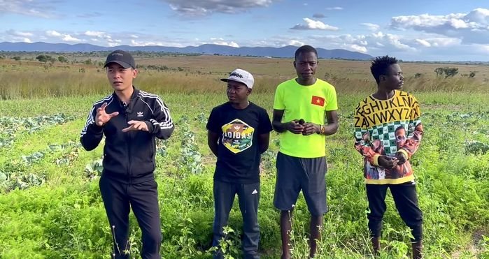 Quang Linh Vlog ra tay giúp đỡ 1 cụ bà Châu Phi giữa đường: Ấm lòng tình người Việt nơi xứ người - Hình 11