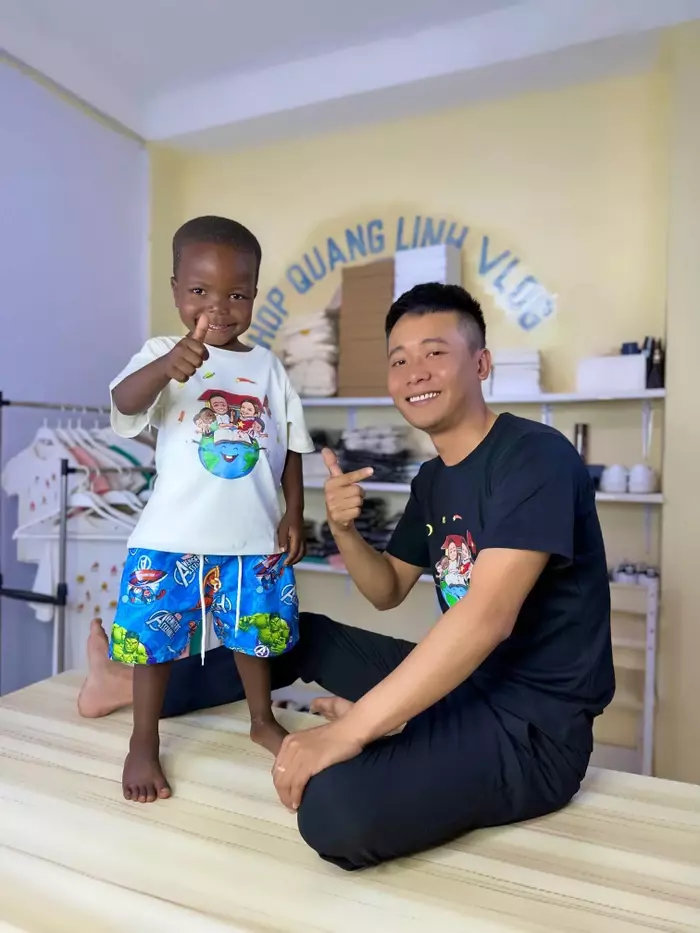 Quang Linh Vlog ra tay giúp đỡ 1 cụ bà Châu Phi giữa đường: Ấm lòng tình người Việt nơi xứ người - Hình 12