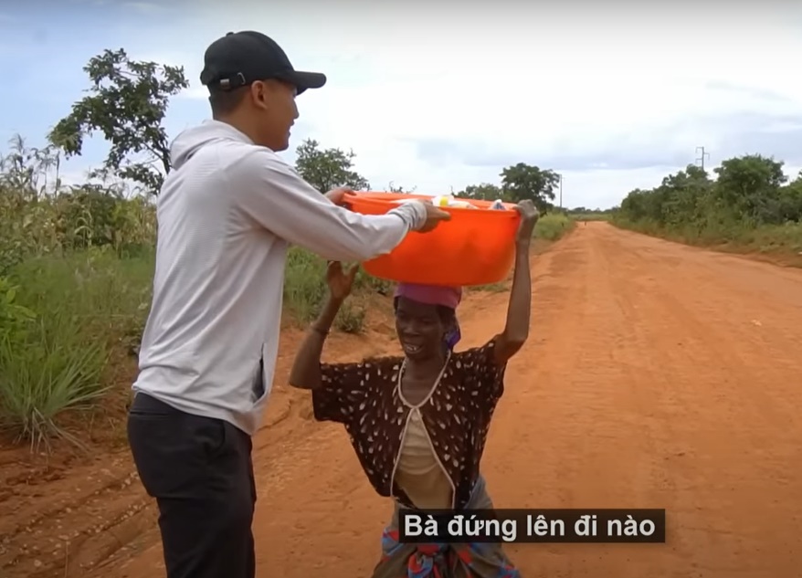 Quang Linh Vlog ra tay giúp đỡ 1 cụ bà Châu Phi giữa đường: Ấm lòng tình người Việt nơi xứ người - Hình 9