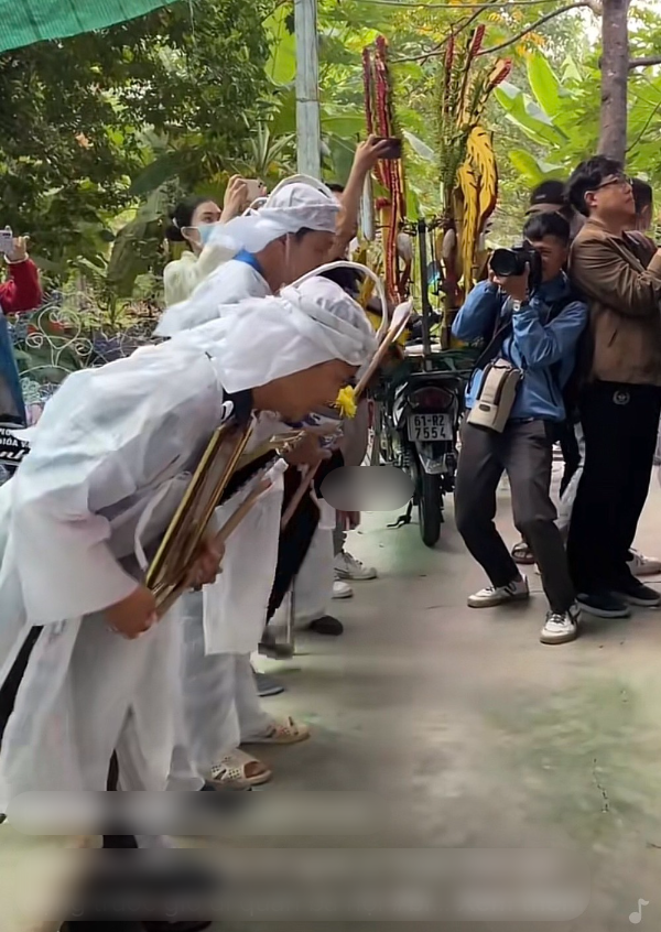 Tang lễ NS Thiên Kim: Lý Hùng, Trịnh Kim Chi hành động kém tinh tế, cháu đích tôn bật khóc tiễn bà - Hình 7
