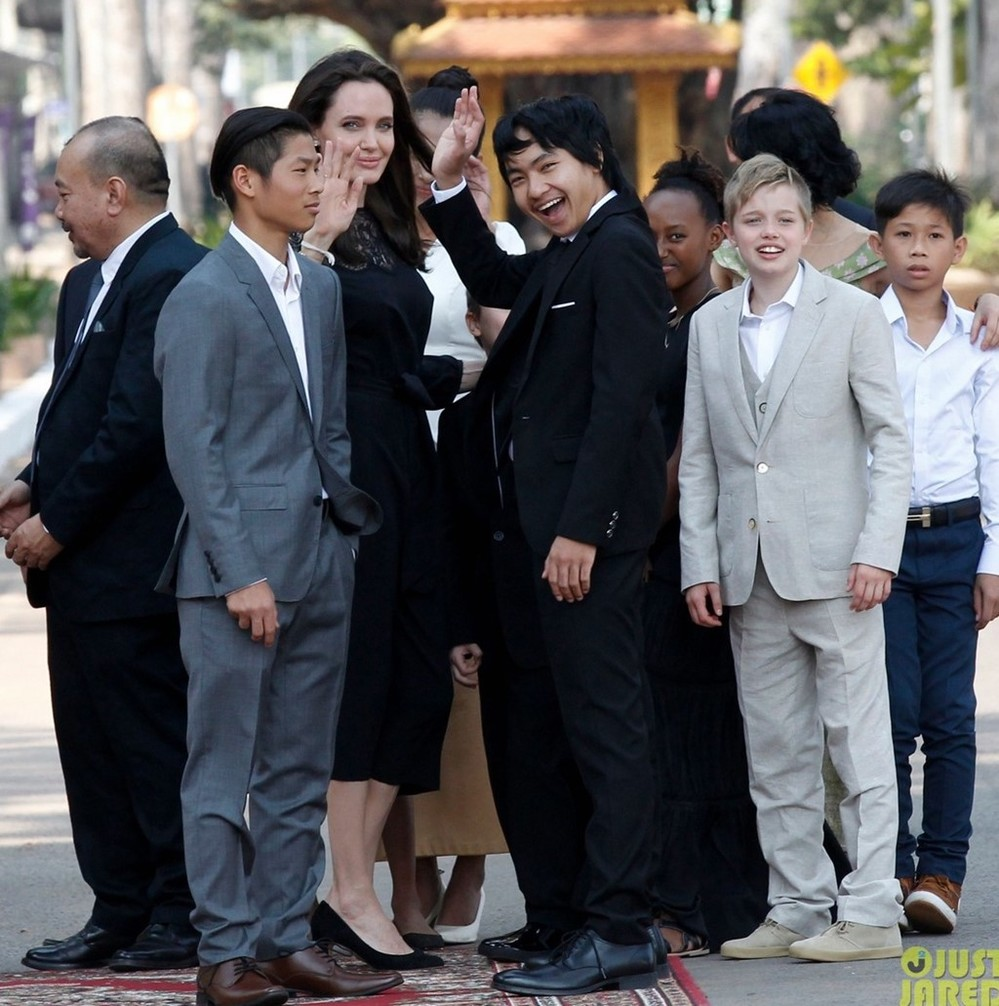 Angelina Jolie cưng chiều con gái nuôi Zahara, Pax Thiên ra rìa, thường xuyên làm điều này 1 mình - Hình 6