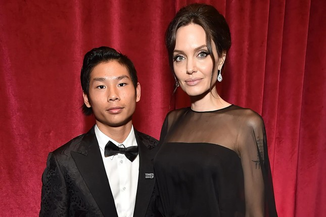 Angelina Jolie cưng chiều con gái nuôi Zahara, Pax Thiên ra rìa, thường xuyên làm điều này 1 mình - Hình 8