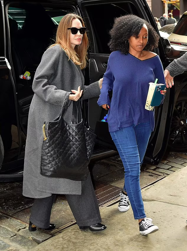 Angelina Jolie cưng chiều con gái nuôi Zahara, Pax Thiên ra rìa, thường xuyên làm điều này 1 mình - Hình 2
