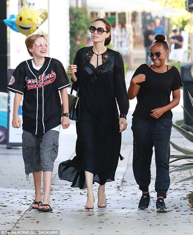 Angelina Jolie cưng chiều con gái nuôi Zahara, Pax Thiên ra rìa, thường xuyên làm điều này 1 mình - Hình 3