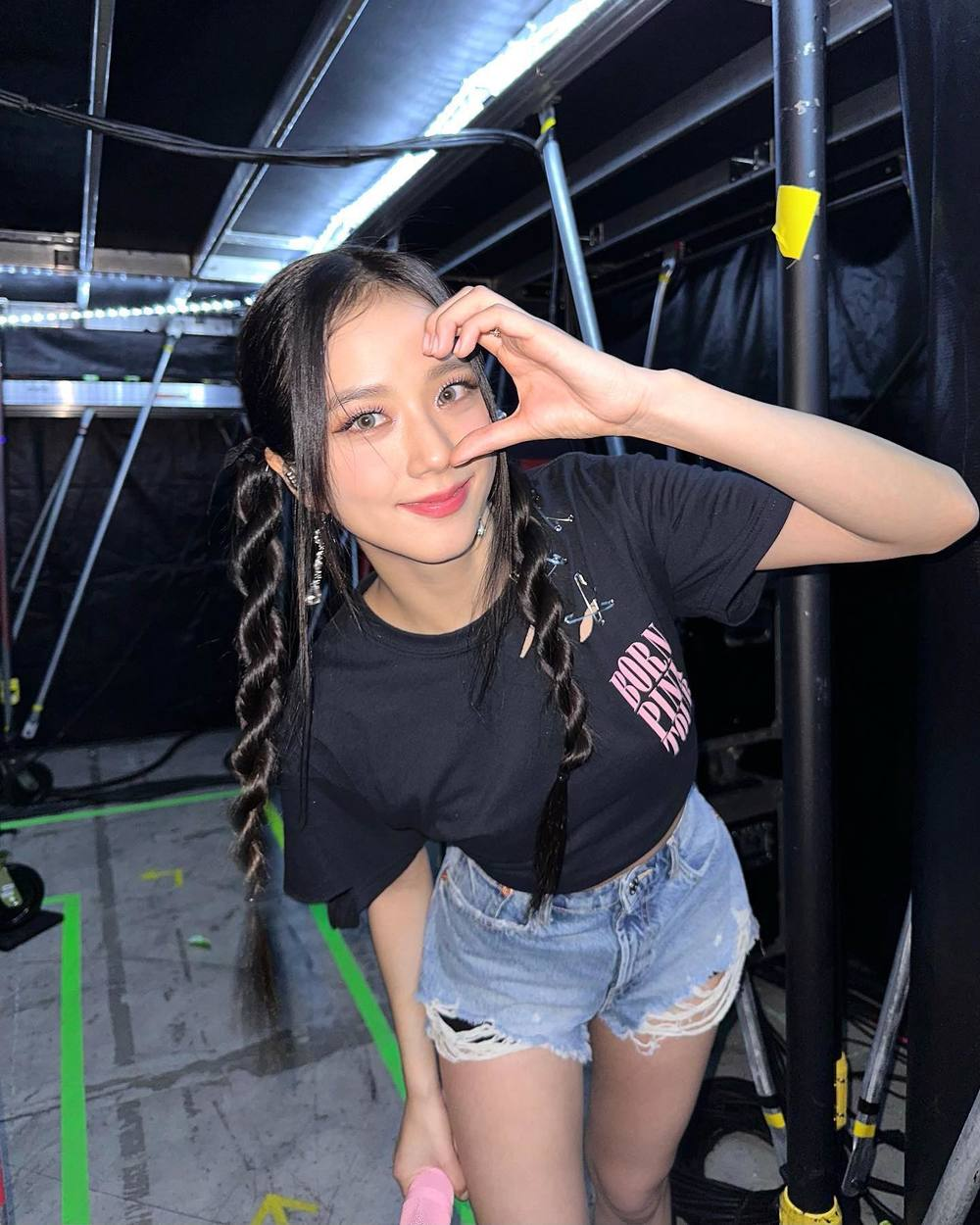 Jisoo (BLACKPINK) tiếp tục tái ký với YG, sốc vì lộ bí mật, bị chê kém nổi nay lập kỷ lục khủng? - Hình 2