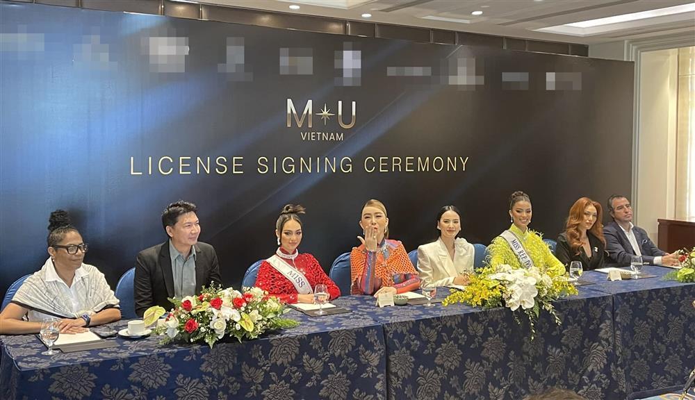 CEO Anne chắc suất ưu ái cho đại diện Việt Nam tại MU 2023, HH RBonney diện áo dài đại náo TP.HCM - Hình 3