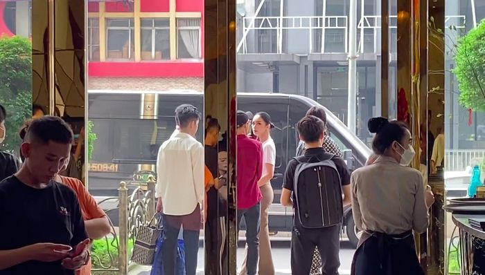 Hương Giang tổ chức họp báo, Công An bất ngờ ập đến kiểm tra, buộc hủy vì không có giấy phép - Hình 1