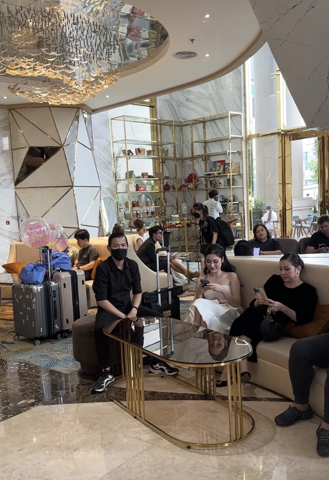 Hương Giang tổ chức họp báo, Công An bất ngờ ập đến kiểm tra, buộc hủy vì không có giấy phép - Hình 3