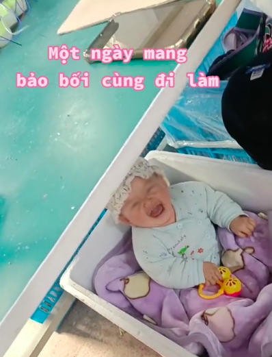 Em bé cùng mẹ đi làm, ngoan ngoãn dưới gầm bàn đợi mẹ tan ca - Hình 5