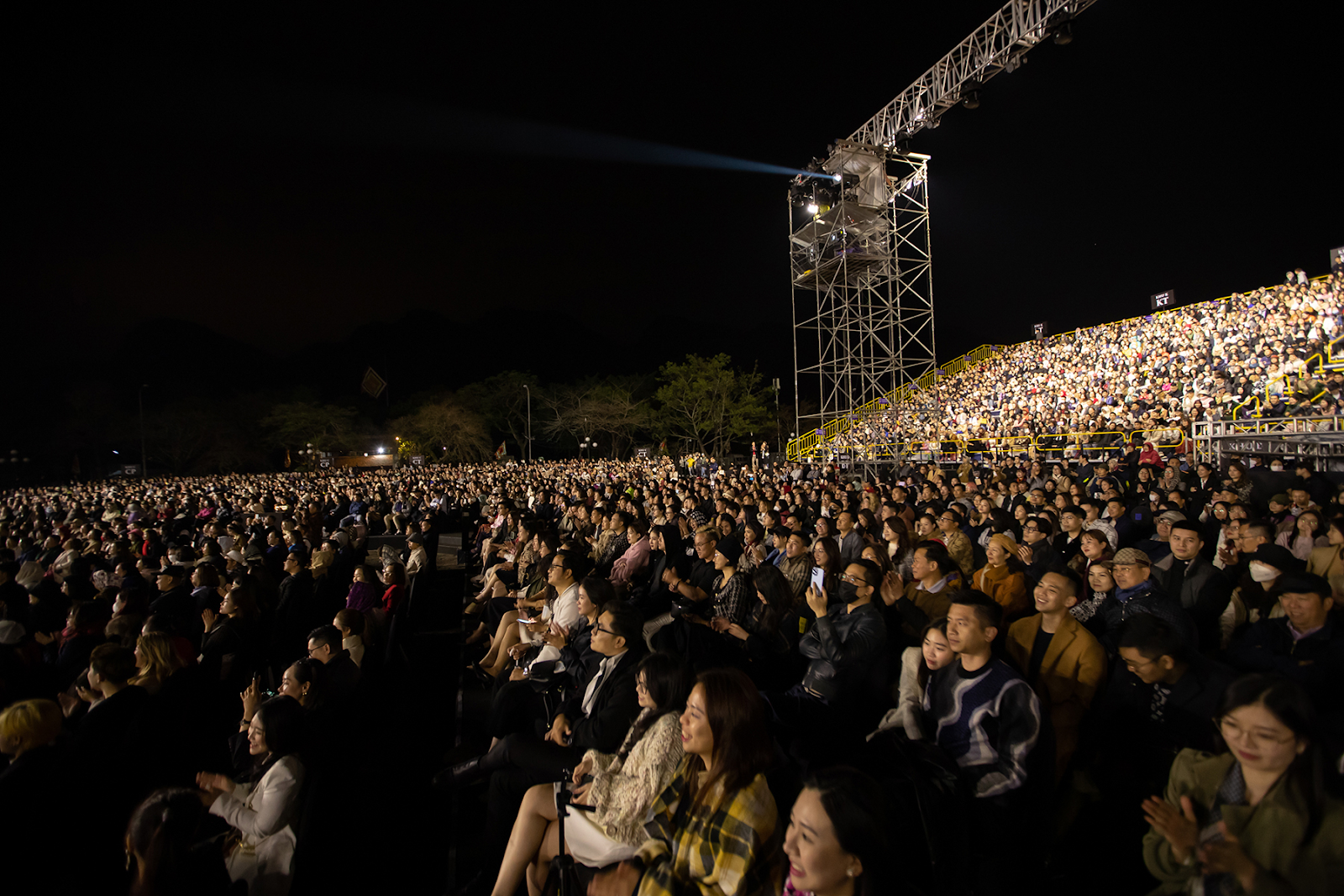 Concert Hà Anh Tuấn: Bị chê làm lố vì thuê 500 bảo vệ, hát hay vẫn làm khán giả khó chịu vì 1 điều - Hình 2