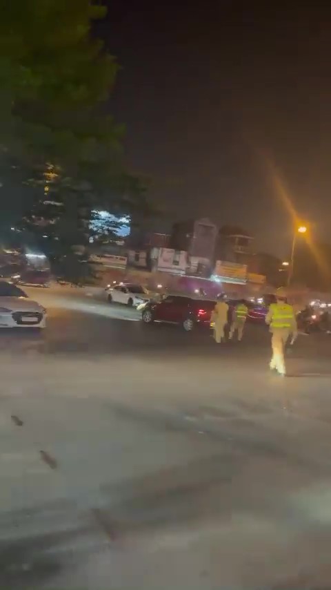Tài xế liều lĩnh lao thẳng ô tô vào CSGT, vây bắt đoàn siêu xe chục tỷ trên cao tốc trong đêm - Hình 2