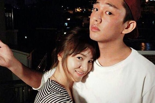 Yoo Ah In livestream khi đang phê chất cấm, lè lưỡi, mắt đờ đẫn, Song Hye Kyo biết nhưng giấu kín - Hình 4