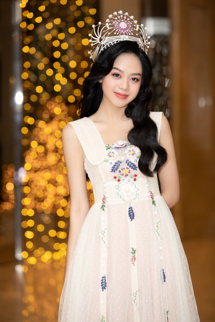 HHVN Thanh Thủy lộ mặt mộc sưng húp gây tranh cãi, được Sen Vàng dọn đường ở 1 cuộc thi quốc tế? - Hình 2