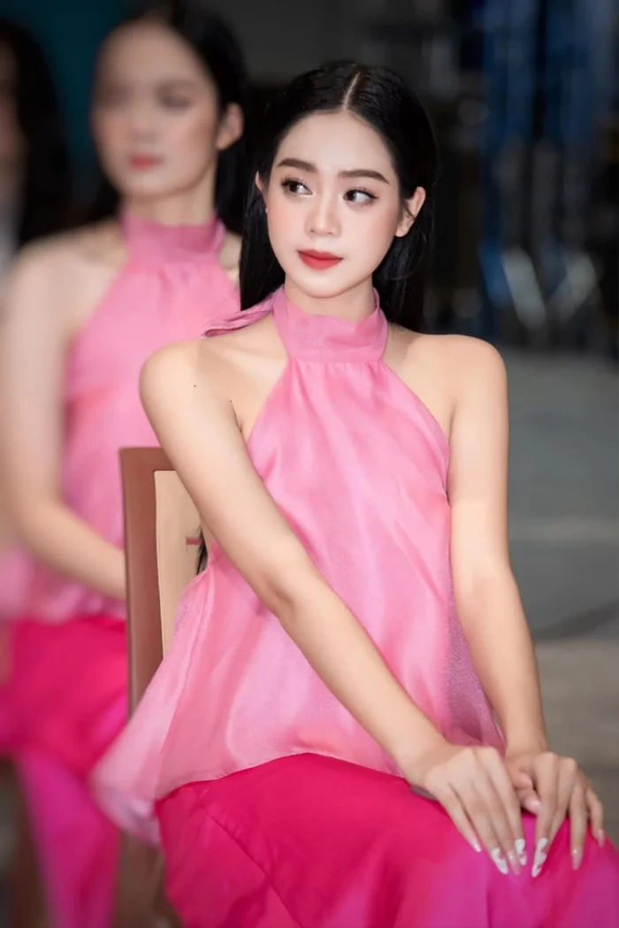 HHVN Thanh Thủy lộ mặt mộc sưng húp gây tranh cãi, được Sen Vàng dọn đường ở 1 cuộc thi quốc tế? - Hình 3