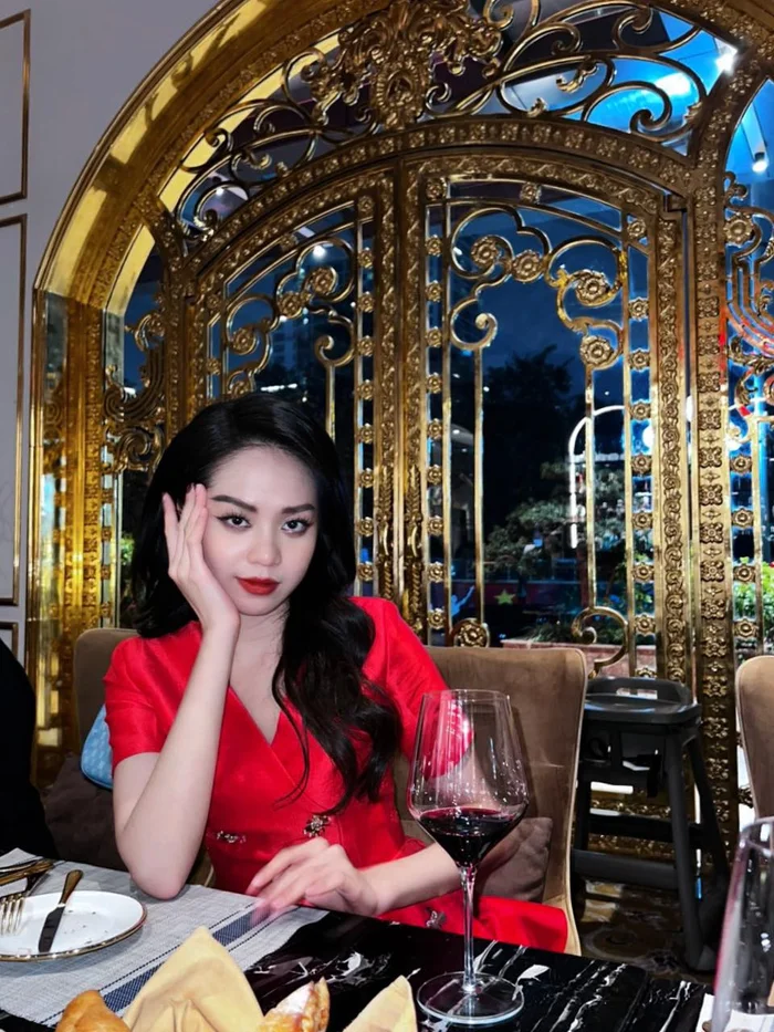 HHVN Thanh Thủy lộ mặt mộc sưng húp gây tranh cãi, được Sen Vàng dọn đường ở 1 cuộc thi quốc tế? - Hình 4