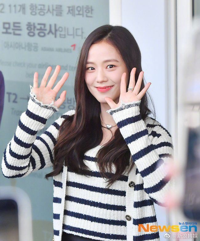 Jisoo lẻ bóng tại sân bay trước thềm rời nhóm, BLACKPINK - BTS dắt tay nhau đi xuống vì bê bối - Hình 5