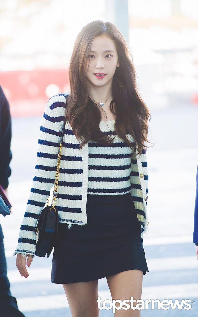 Jisoo lẻ bóng tại sân bay trước thềm rời nhóm, BLACKPINK - BTS dắt tay nhau đi xuống vì bê bối - Hình 3