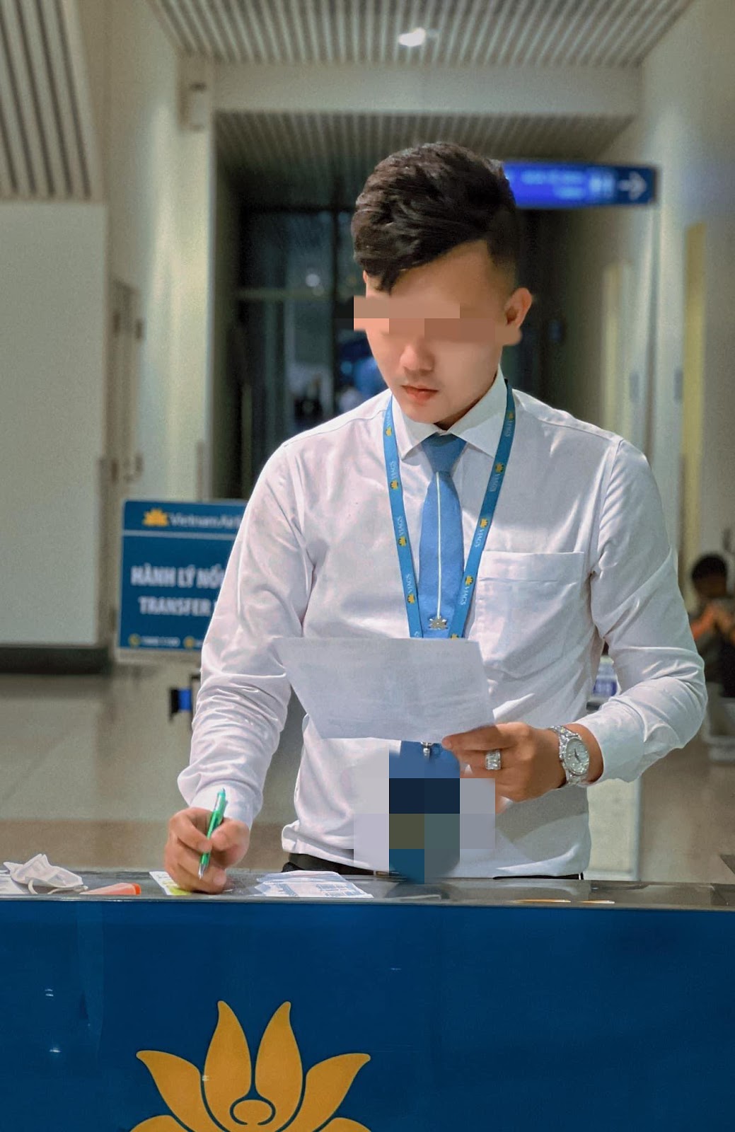 Nhân viên sân bay miệt thị người khuyết tật, chê phục vụ sấp mặt trước đại hội khách ngồi xe lăn - Hình 2