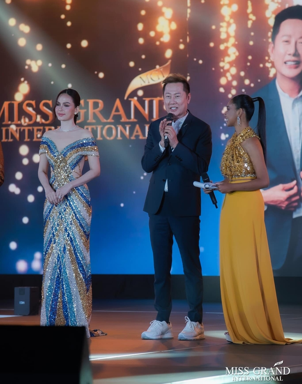 Mr.Nawat tâng bốc Á hậu 5 Cambodia, Miss Universe tung dàn búp bê vỗ mặt Miss Grand? - Hình 4