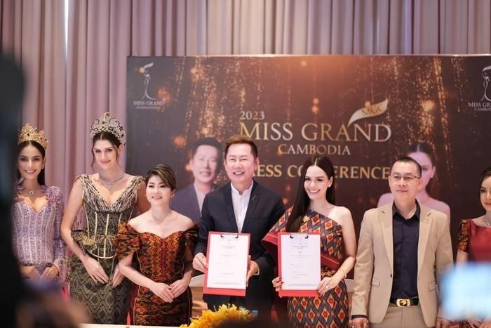 Mr.Nawat tâng bốc Á hậu 5 Cambodia, Miss Universe tung dàn búp bê vỗ mặt Miss Grand? - Hình 1