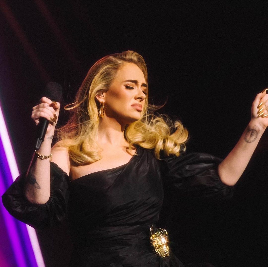 Adele rocks Las Vegas with a powerful Haute Couture black dress collection - Picture 3