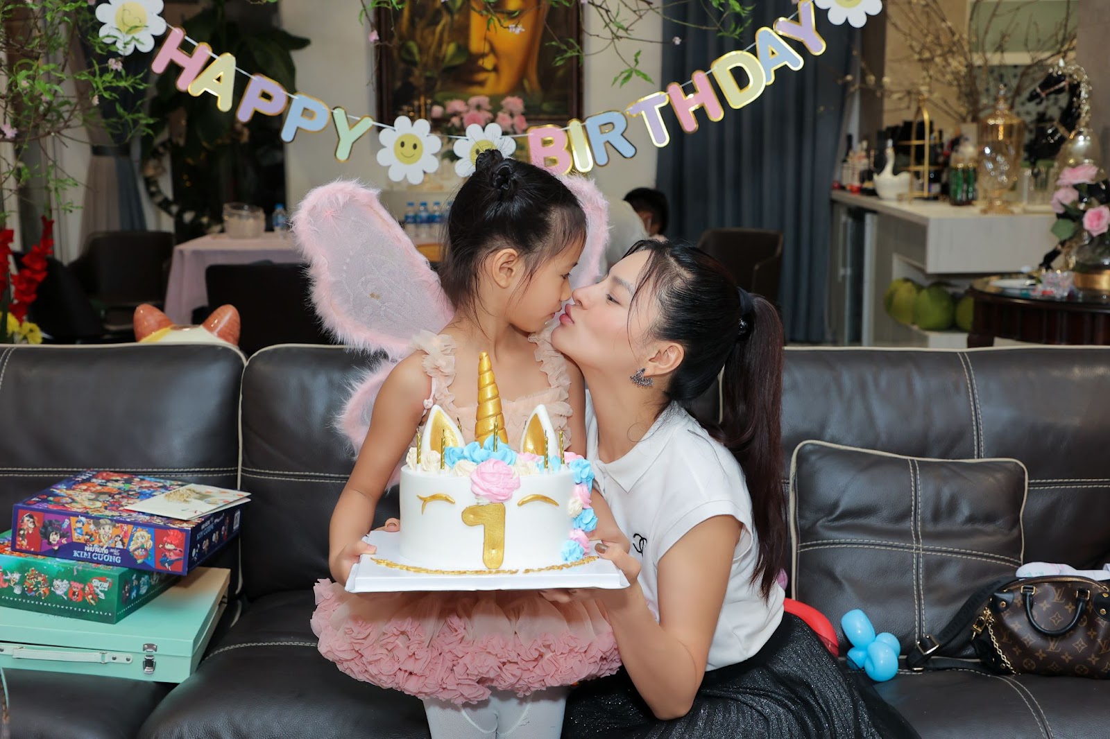 Chồng Vũ Thu Phương tinh tế, tự tay chuẩn bị quà sinh nhật đặc biệt cho con gái - Hình 11