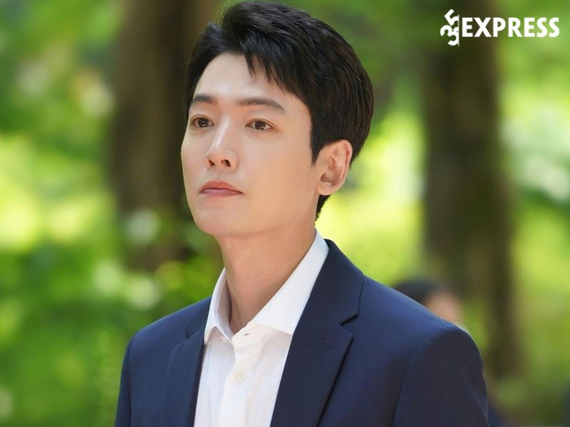 Jung Kyung Ho: Từng mập ú, đốt nhà vì không được ăn đến nam diễn viên được ghen tị nhất - Hình 1