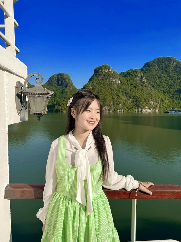 Phúng Phính gượng gạo chụp ảnh cùng du khách ở Dốc Thẩm Mã, không còn đáng yêu như xưa - Hình 6